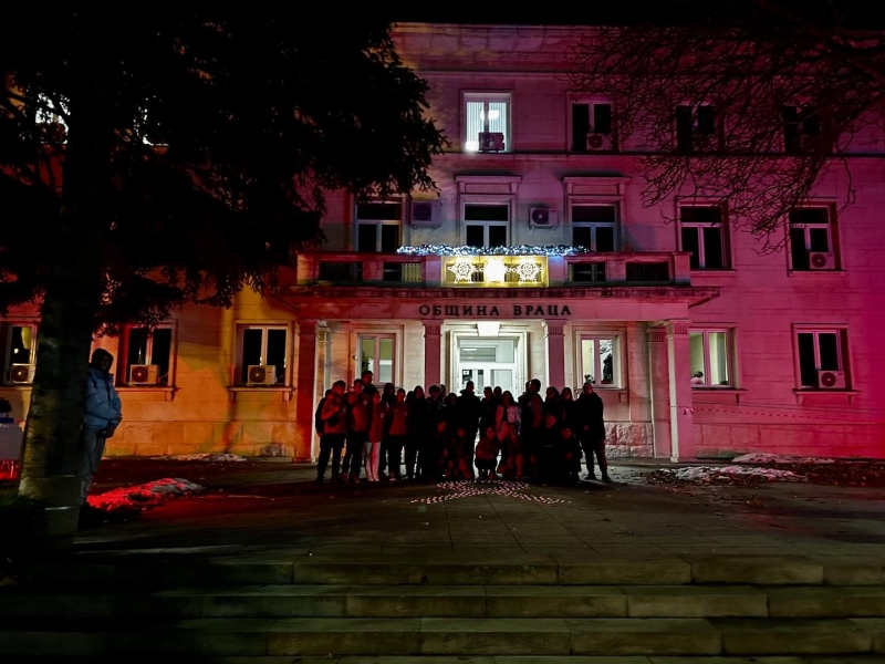 СГРАДАТА НА ОБЩИНА ВРАЦА БЕ ОСВЕТЕНА В ЧЕРВЕН ЦВЯТ
