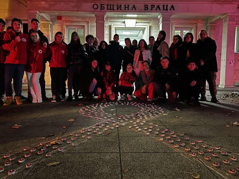 СГРАДАТА НА ОБЩИНА ВРАЦА БЕ ОСВЕТЕНА В ЧЕРВЕН ЦВЯТ – снимка 2