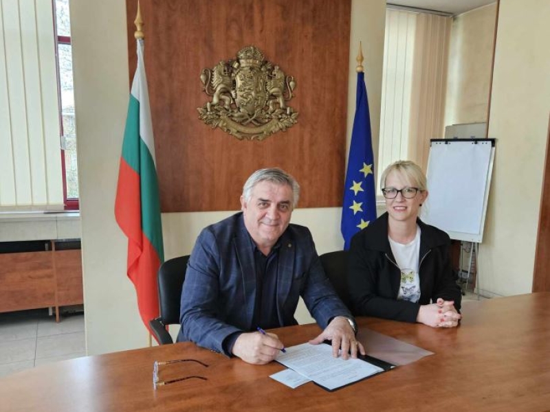 ОБЩИНА МЕЗДРА ПОДПИСА СПОРАЗУМЕНИЕ С МРРБ ЗА ФИНАНСИРАНЕ ОСНОВНИЯ РЕМОНТ НА 17 ИНФРАСТРУКТУРНИ ПРОЕКТИ В ГР. МЕЗДРА