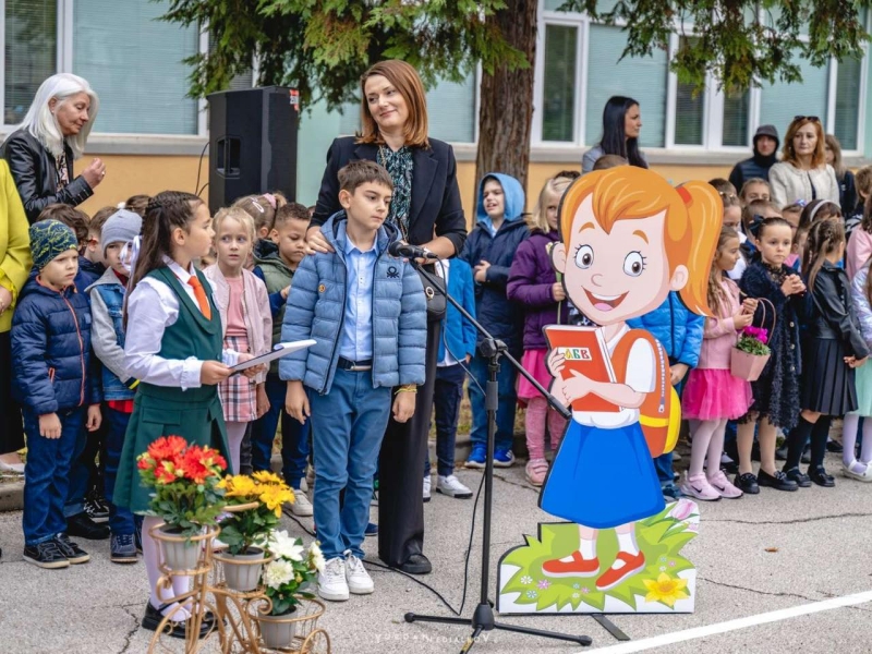 КАЛИН КАМЕНОВ: ДА БЪДЕМ ЕДИННИ И ДА ПОДКРЕПЯМЕ ДЕЦАТА И УЧИТЕЛИТЕ! – снимка 4