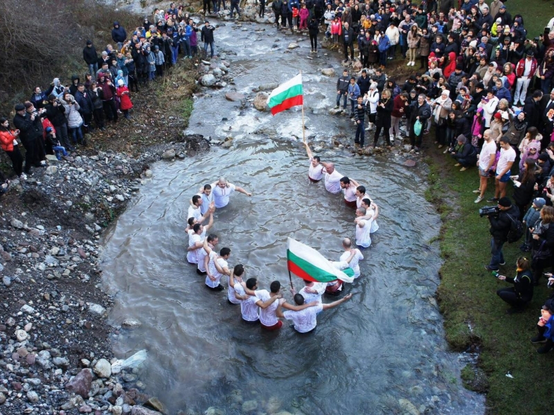 ЙОРДАНОВДЕН ВЪВ ВРАЦА! ДОКОСНЕТЕ СЕ ДО СТАРИТЕ БЪЛГАРСКИ ТРАДИЦИИ! – снимка 4