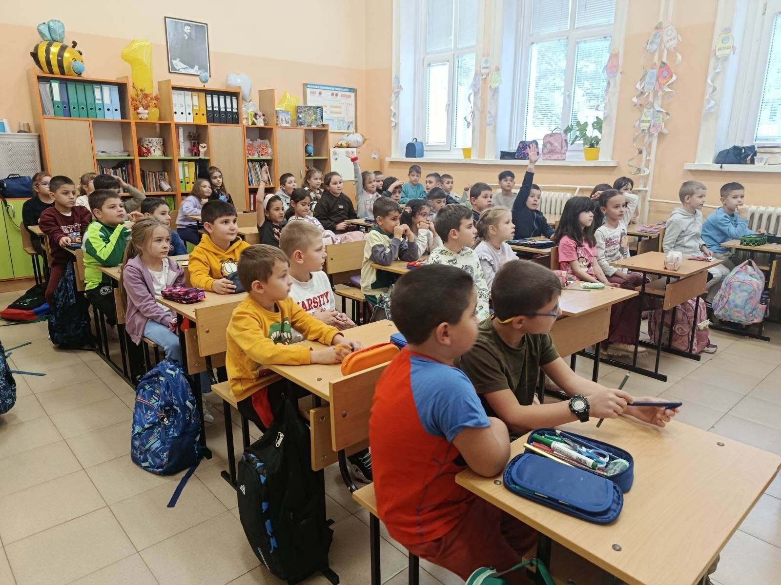 Първокласници от СУ „Христо Ботев“ с открит урок в почит на Будителите